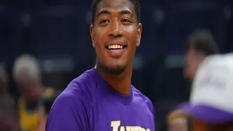 库里高效三分爆发，三节狂揽45分7板8助5断！