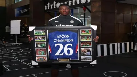 【尼科-冈萨雷斯关键射门，范戴克神助攻助力曼城2-0领先，赛季首胜开门红！】